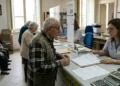 Ufficio INPS con utenti in attesa informazioni su pagamenti giugno 2026