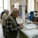 Ufficio INPS con utenti in attesa informazioni su pagamenti giugno 2026