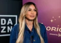 Diletta Leotta con una giacca di jeans scura durante un'intervista, con sfondo loghi DAZN e AC Milan.