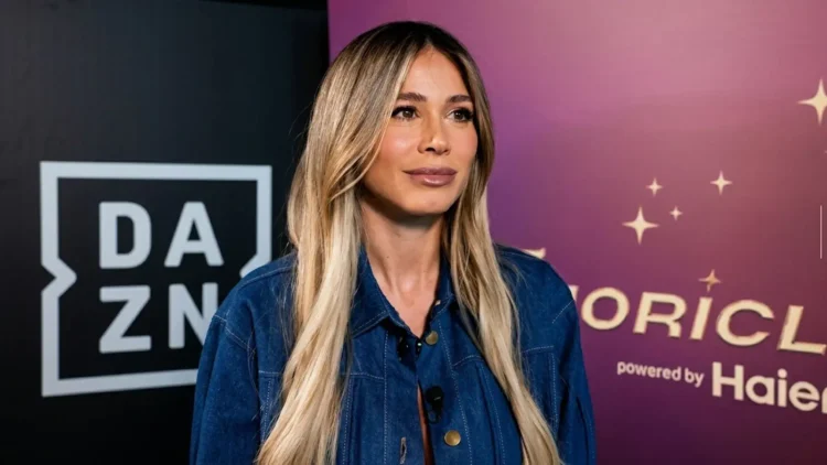 Diletta Leotta con una giacca di jeans scura durante un'intervista, con sfondo loghi DAZN e AC Milan.
