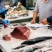 Carabinieri NAS durante sequestro tonno in pescheria a Palermo, caso intossicazione 2026