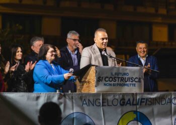 Angelo Galifi con i sindaci di Ragusa, Scicli e Ispica durante l’incontro in piazza a Ispica