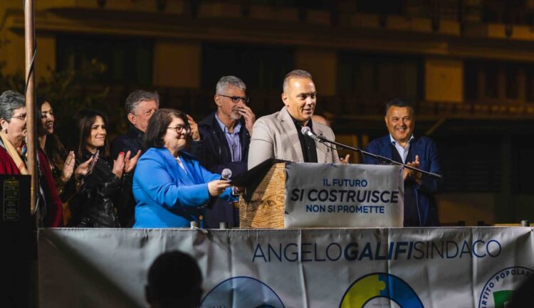 Angelo Galifi con i sindaci di Ragusa, Scicli e Ispica durante l’incontro in piazza a Ispica