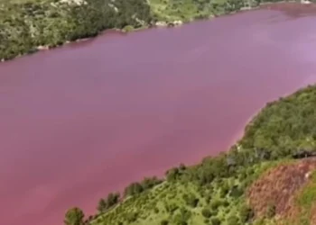 Immagine aerea del Lago Dirillo con le acque colorate di rosso magenta