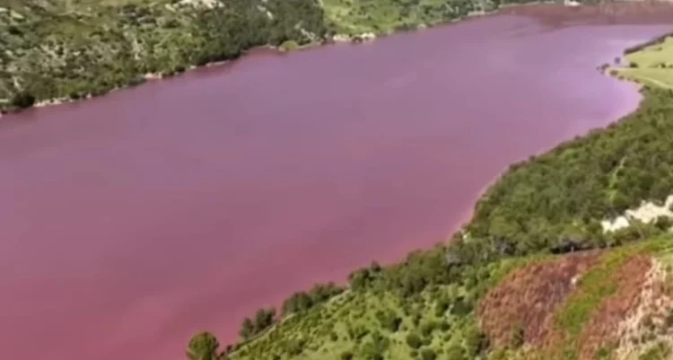 Immagine aerea del Lago Dirillo con le acque colorate di rosso magenta