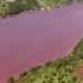 Immagine aerea del Lago Dirillo con le acque colorate di rosso magenta