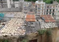 Lamiere cadute in strada in via Assì nel centro storico di Modica