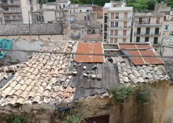 Lamiere cadute in strada in via Assì nel centro storico di Modica
