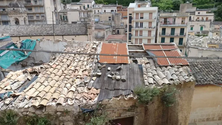 Lamiere cadute in strada in via Assì nel centro storico di Modica