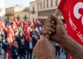 Bandiere della CGIL durante la festa del lavoro a Ragusa