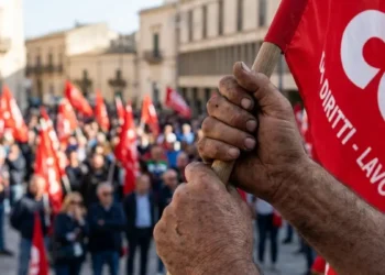 Bandiere della CGIL durante la festa del lavoro a Ragusa