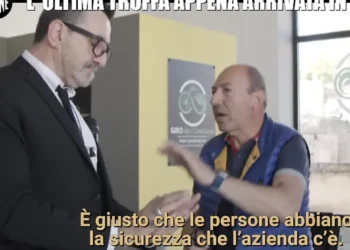 La troupe de Le Iene durante un servizio investigativo a Ragusa