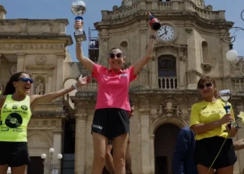 Gruppo di podisti alla partenza della Liberty Run a Piazza del Popolo a Vittoria