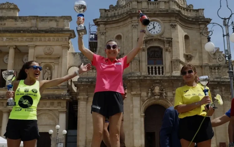 Gruppo di podisti alla partenza della Liberty Run a Piazza del Popolo a Vittoria