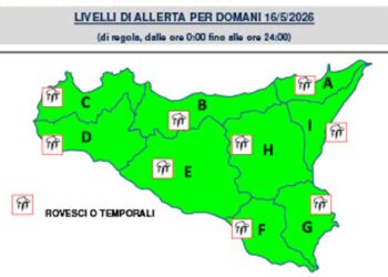 maltempo Sicilia con cielo nuvoloso e mare mosso lungo la costa
