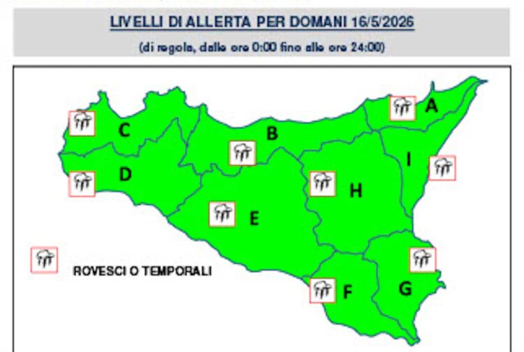 maltempo Sicilia con cielo nuvoloso e mare mosso lungo la costa