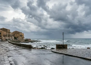Maltempo Sicilia: cielo nuvoloso e mare mosso nella mattina del 10 maggio