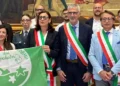 Famiglie sulla spiaggia di Marina di Ragusa premiata con la Bandiera Verde 2026