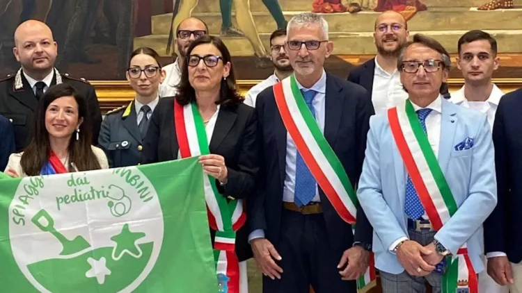 Famiglie sulla spiaggia di Marina di Ragusa premiata con la Bandiera Verde 2026