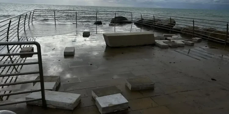 Divieti vicino al moletto di Marina di Modica dopo l’ordinanza della Capitaneria