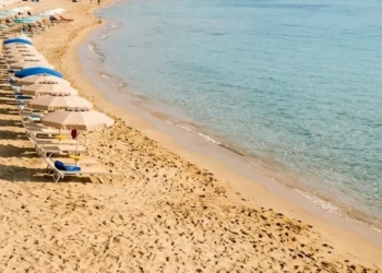 Spiaggia di Marina di Ragusa con mare limpido e sabbia dorata, estate 2026