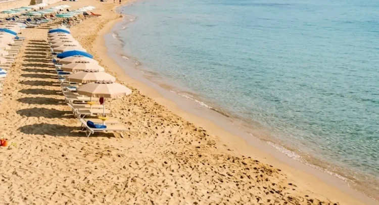 Spiaggia di Marina di Ragusa con mare limpido e sabbia dorata, estate 2026