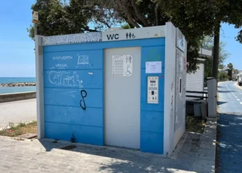 Le toilette autopulenti chiuse sul lungomare di Marina di Ragusa
