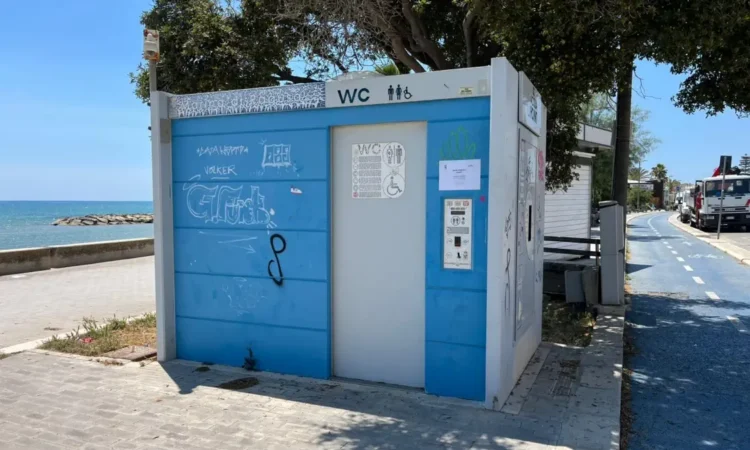 Le toilette autopulenti chiuse sul lungomare di Marina di Ragusa