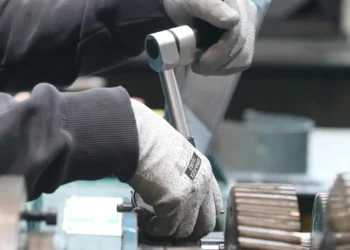 Tecnici al lavoro in un impianto di meccanica industriale automatizzato