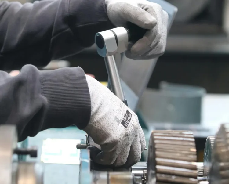 Tecnici al lavoro in un impianto di meccanica industriale automatizzato