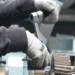 Tecnici al lavoro in un impianto di meccanica industriale automatizzato