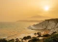 Cielo lattiginoso e caldo in Sicilia per l'arrivo dell'anticiclone africano e della sabbia del deserto