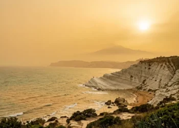 Cielo lattiginoso e caldo in Sicilia per l'arrivo dell'anticiclone africano e della sabbia del deserto