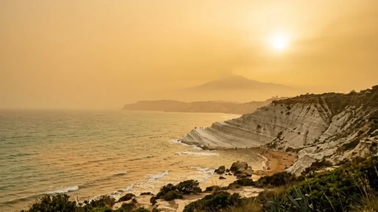Cielo lattiginoso e caldo in Sicilia per l'arrivo dell'anticiclone africano e della sabbia del deserto