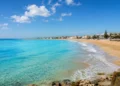 Panoramica della costa ragusana con mare turchese, spiaggia sabbiosa e cielo sereno durante il weekend di fine maggio 2026.