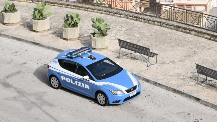 Auto della Polizia di Stato durante un intervento a Modica