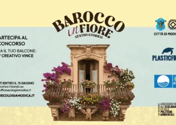 Balconi fioriti e spazi verdi nel centro storico di Modica