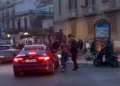 Scorcio notturno del centro storico di Modica con strade vuote e lampioni accesi