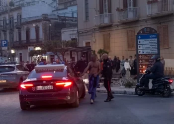 Scorcio notturno del centro storico di Modica con strade vuote e lampioni accesi