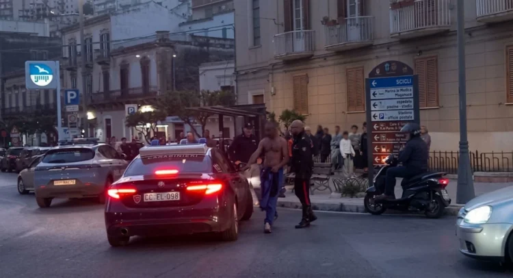 Scorcio notturno del centro storico di Modica con strade vuote e lampioni accesi