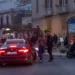 Scorcio notturno del centro storico di Modica con strade vuote e lampioni accesi