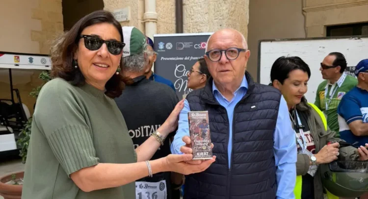 ciclisti della Modica Ciclostorica Iblea nel centro storico