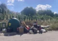 Discarica abusiva nelle campagne di Modica con rifiuti lungo la strada