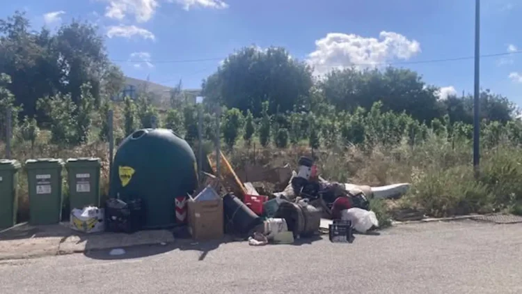 Discarica abusiva nelle campagne di Modica con rifiuti lungo la strada