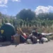 Discarica abusiva nelle campagne di Modica con rifiuti lungo la strada