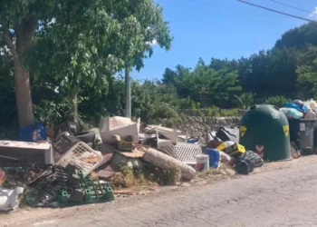 Rifiuti ingombranti abbandonati in una strada di Modica