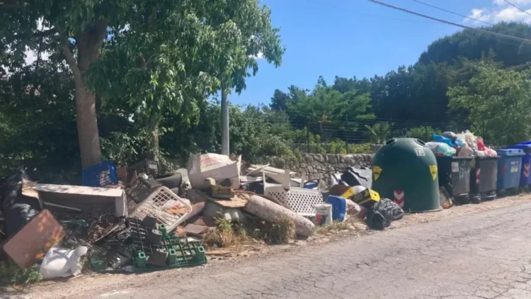 Rifiuti ingombranti abbandonati in una strada di Modica