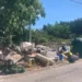Rifiuti ingombranti abbandonati in una strada di Modica