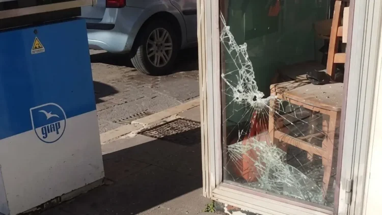 Stazione di servizio a Modica con danni alla cabina dopo un furto con spaccata