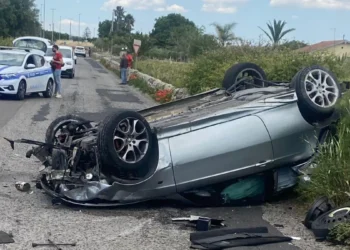 Auto ribaltata dopo incidente a Crocevie Ciancia, Modica